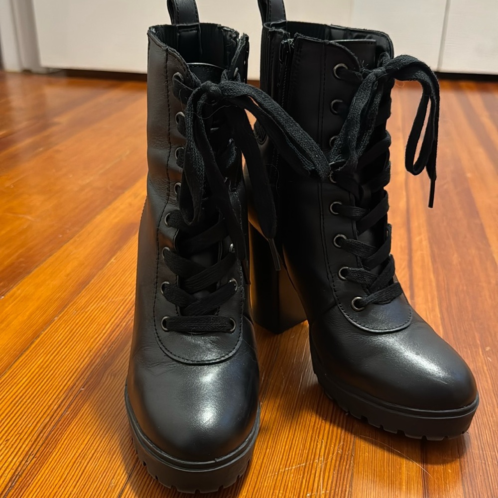 Steve Madden zip-up Latch boot. Worn once exceptional condition